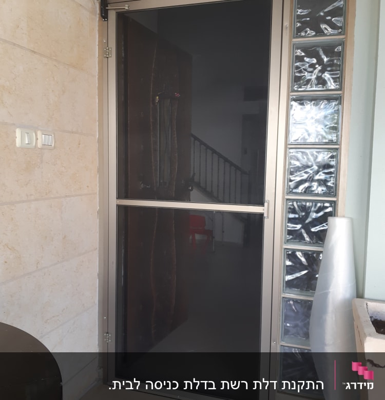 דלת אלומיניום עם מסגרת זכוכית בצד